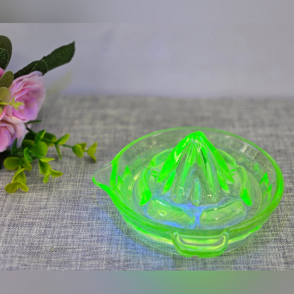 Vintage Uranium Glass Citrus Juicer Reamer 6” Green Depression Glass With Cips